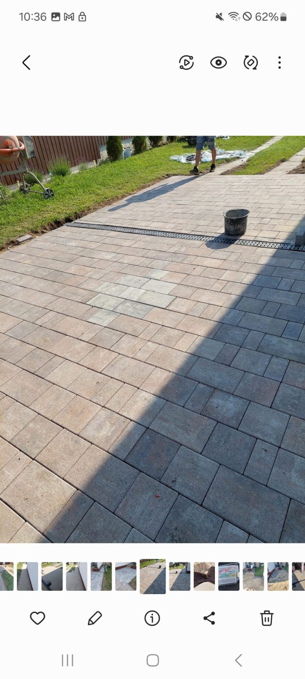 Térkövezett behajtó beépített csapadékvíz-elvezetővel