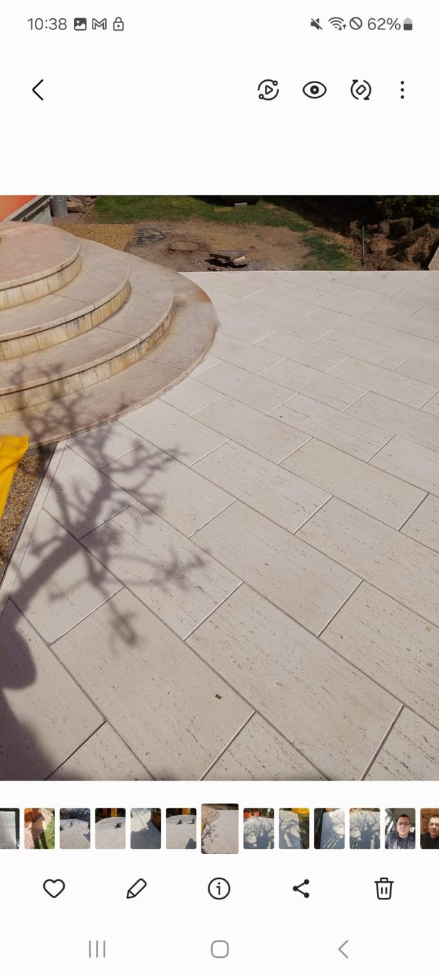Nagy, íves lépcsős terasz térkövezése